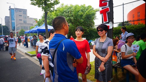 公司领导与家长亲切交谈